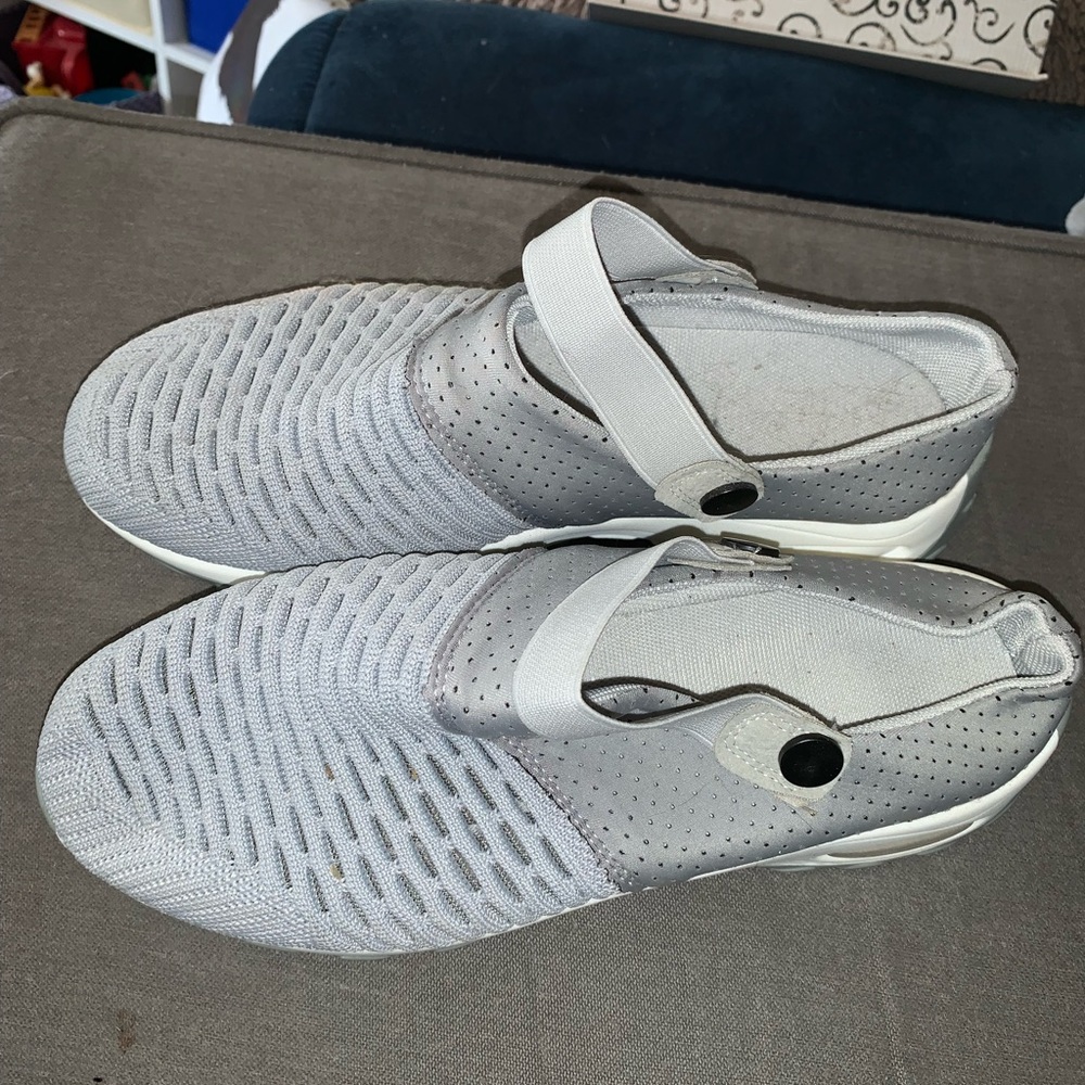 They are slip on. Love them but to big.
